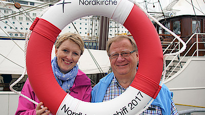 Antje Dorn und Peter Schulze vor dem Nordkirchenschiff
